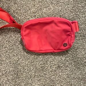 Lululemon belt bag, magenta pink, no stains